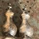 Paire de salerons, sel et poivre, en metal argente anciens, élégants