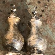 Pair of salt and pepper salt and pepper pots, in old, elegant silver metal