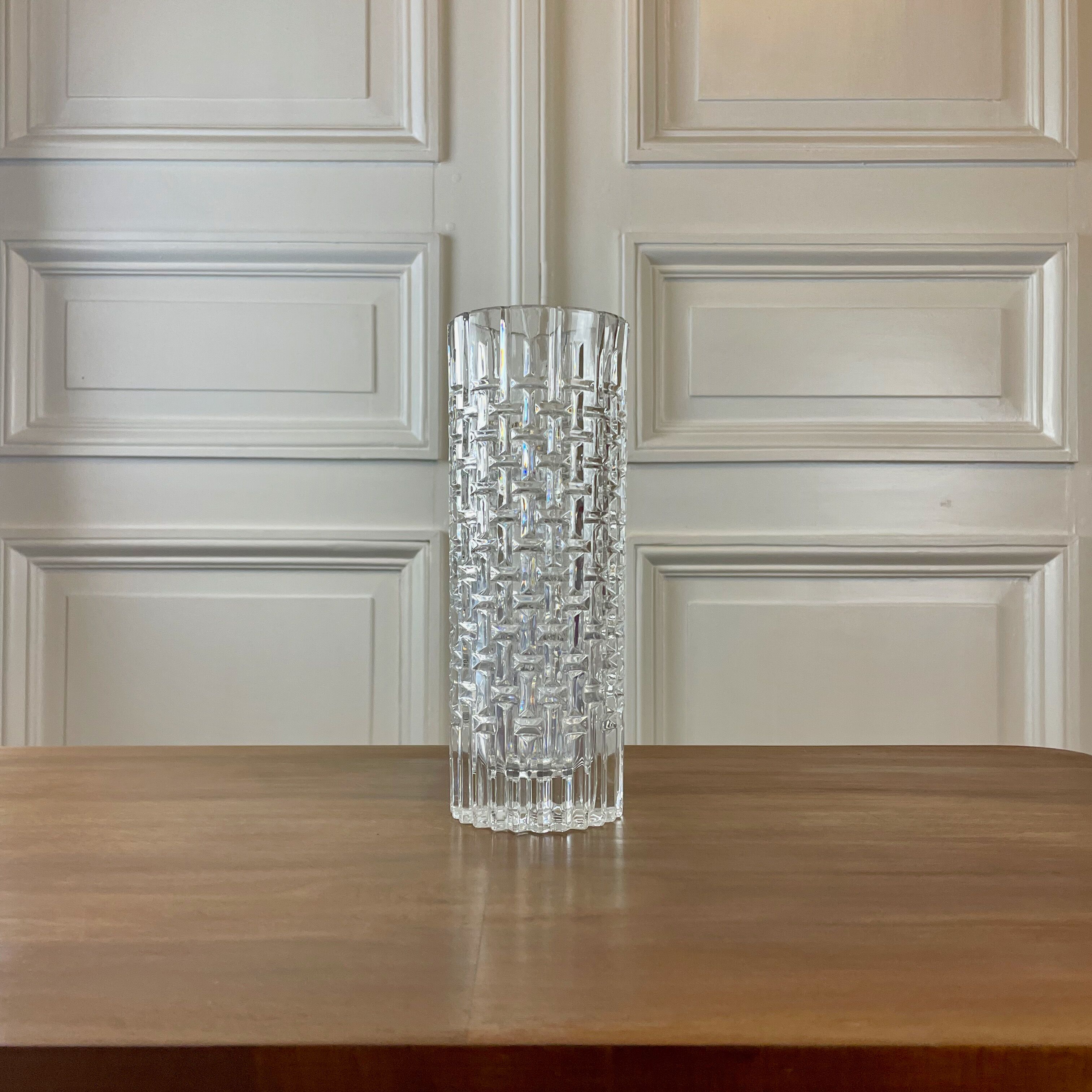 Vase with geometric streaks