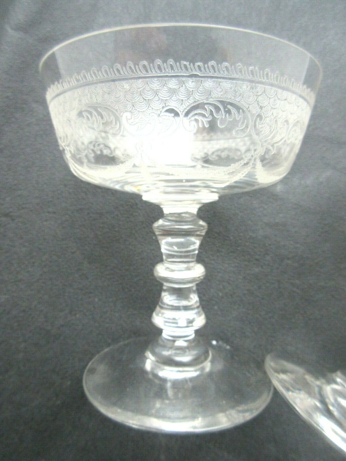Coupes à champagne cristal Baccarat style Louis XV gravées d'acanthes et de rubans