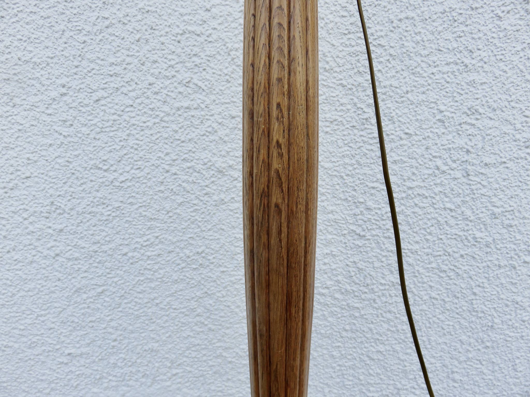 Lampadaire Art Deco fuselé en chêne massif années 30 40