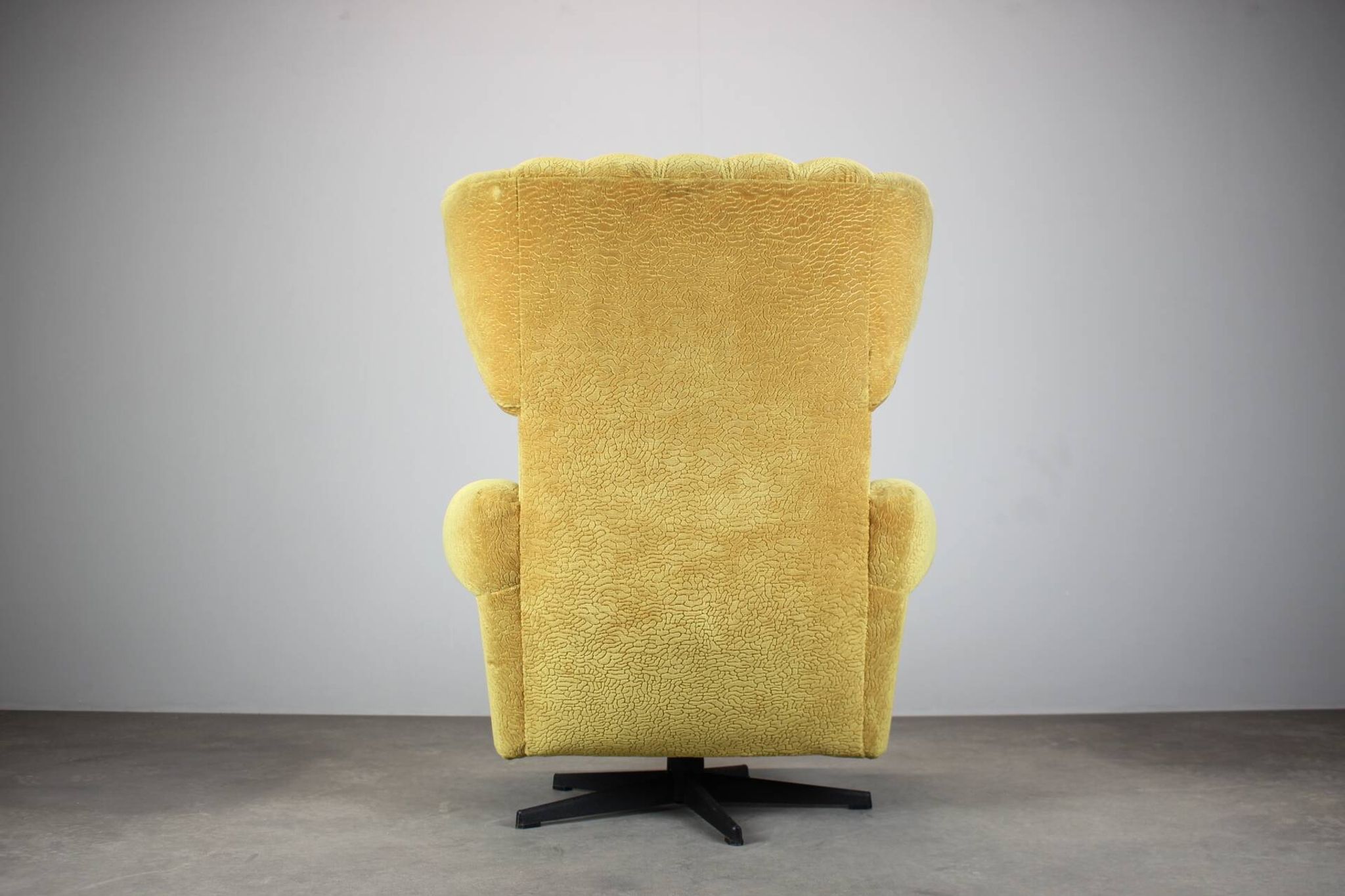 Fauteuil pivotant à oreilles de style mid-century des années 1960, Tchécoslovaquie