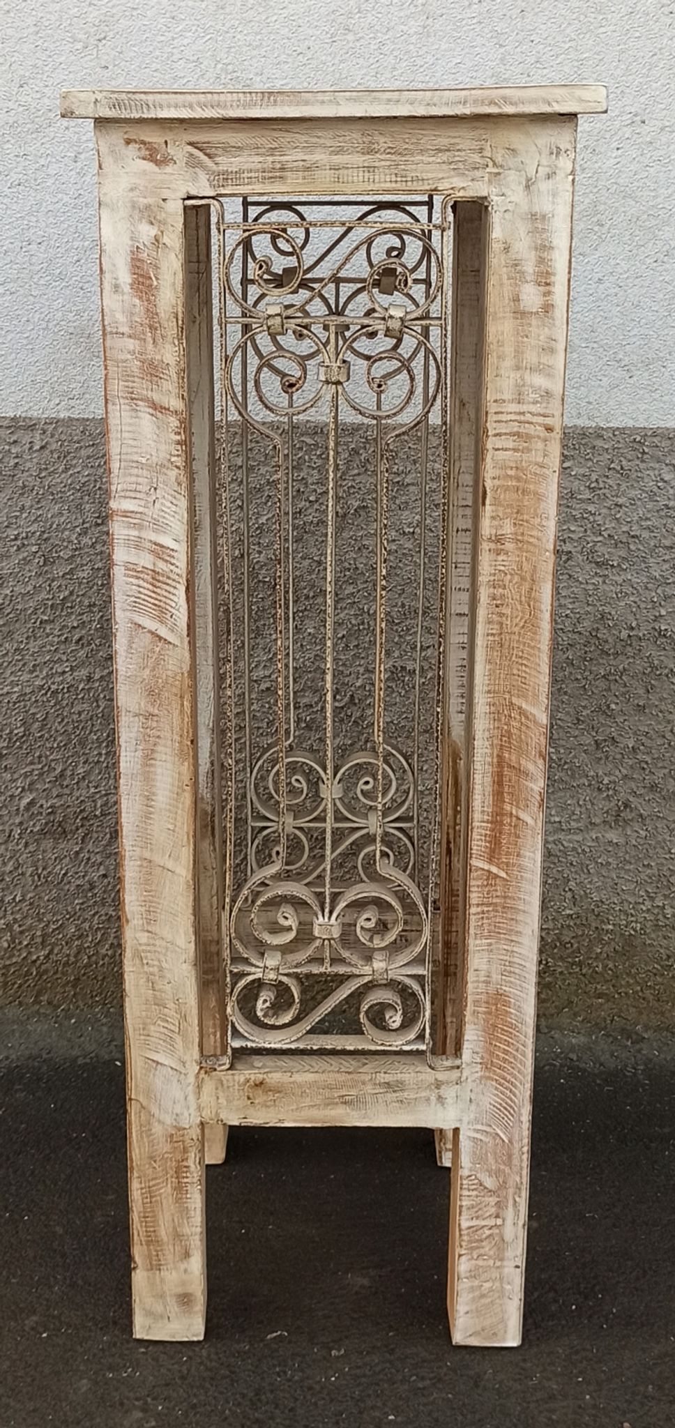 Antique pedestal table in wood and wrought iron