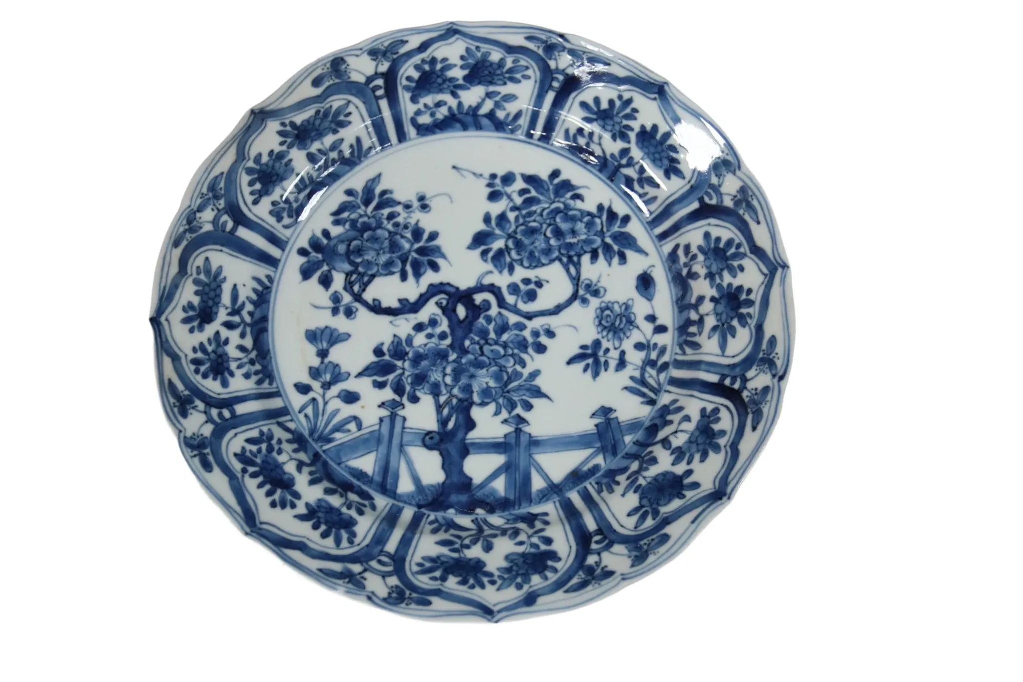 Chinese lobed dish with flowering tree and fence – Kangxi, c.1700–1720