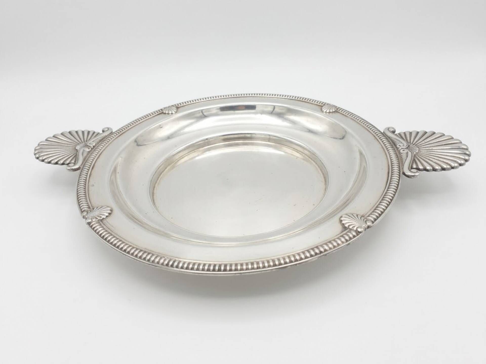 Silver-plated tray with shells