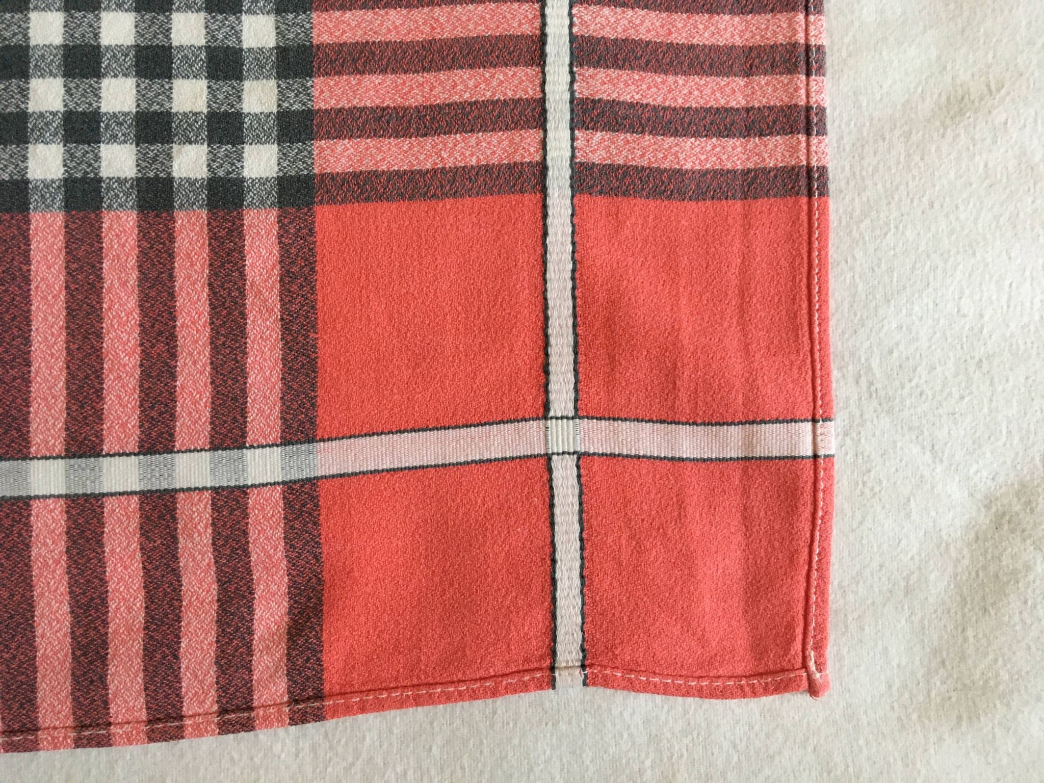 3 red/yellow bistro napkins 47 x 47