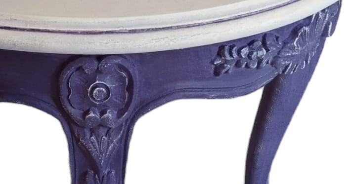 table ronde violette décorée à la main