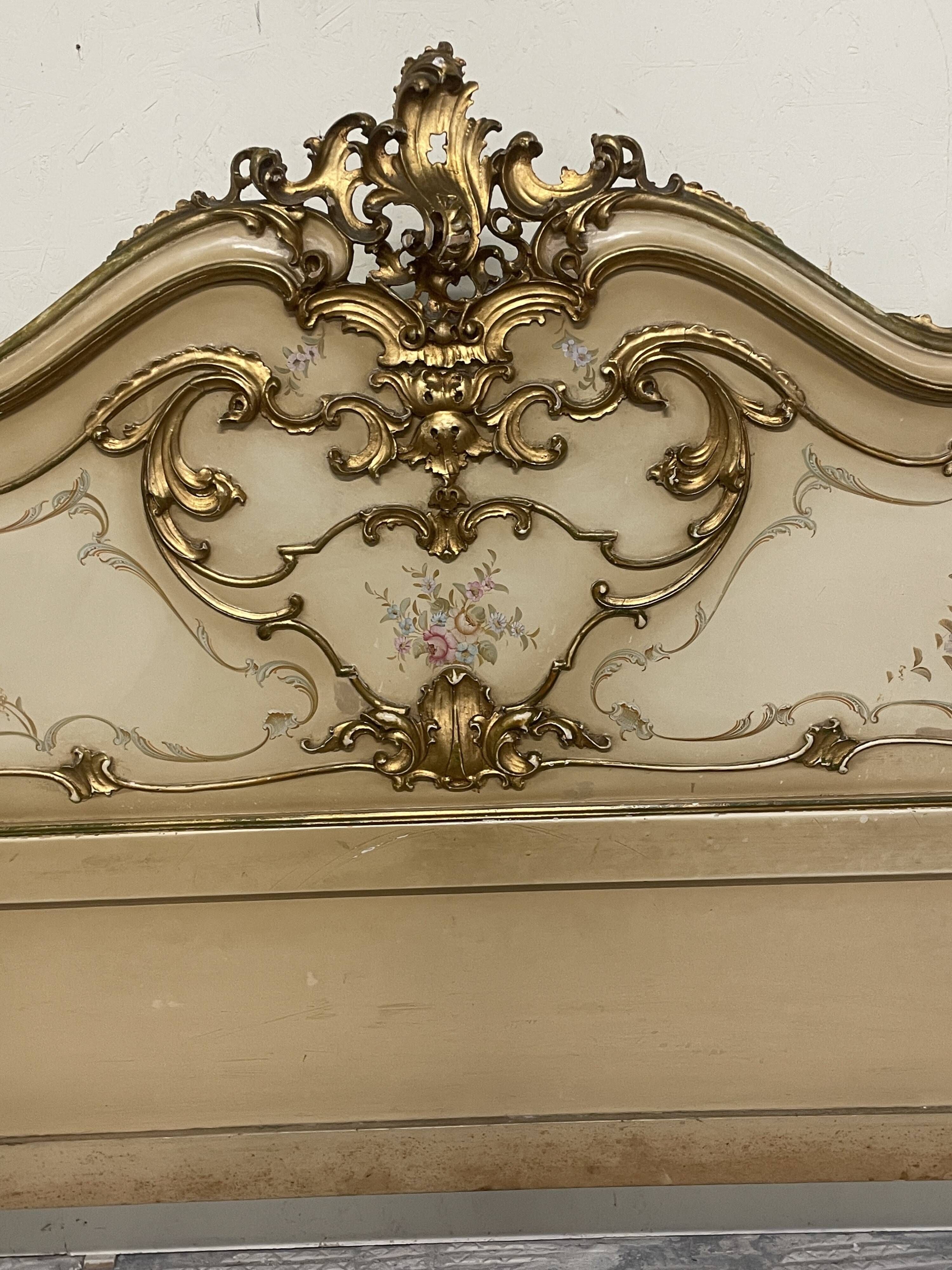 Lit matrimonial des années 40 dans le style Louis XV.