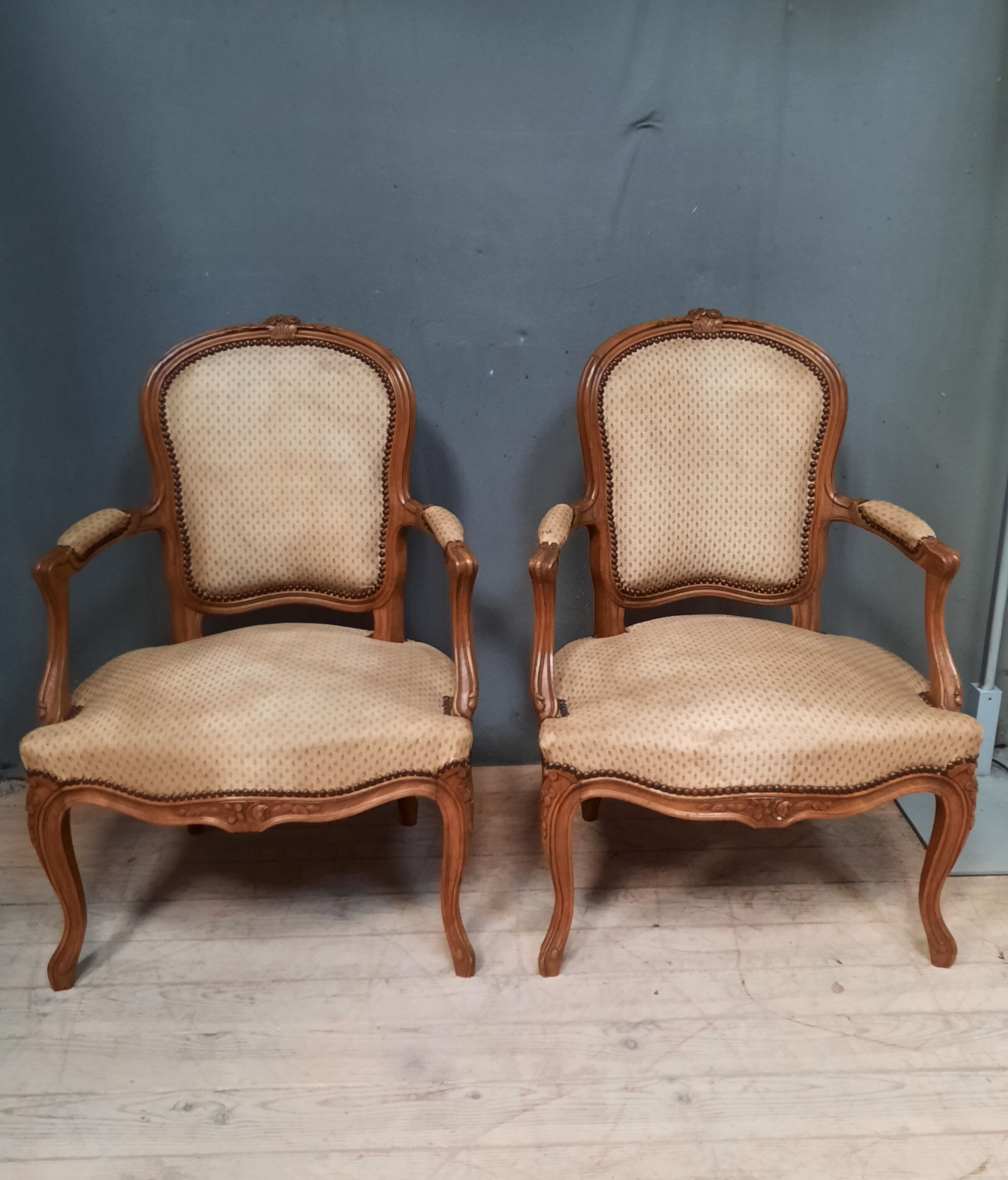 Paire de fauteuils de style Louis XV