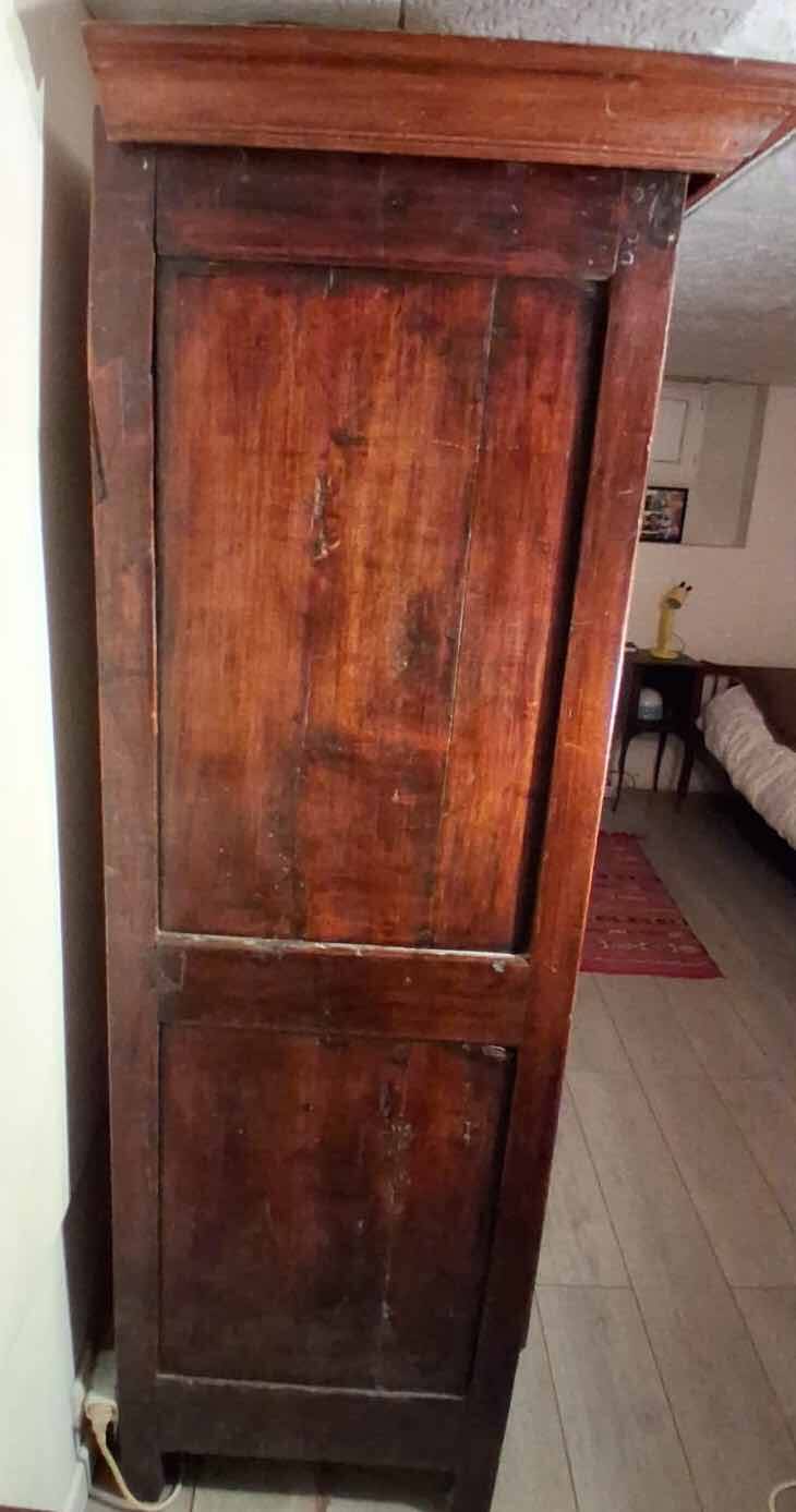 18th-century Malouine wardrobe, in walnut.