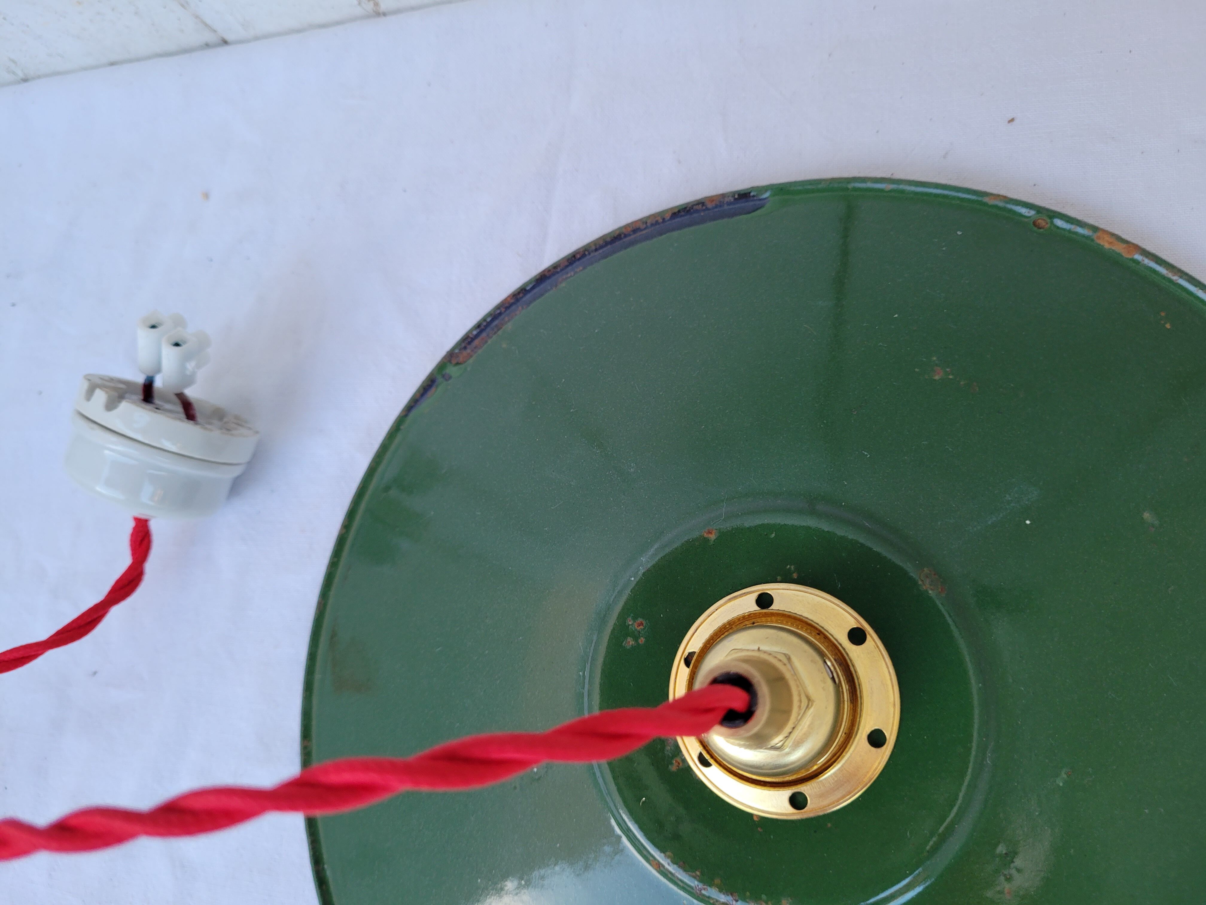Suspension in green and white enamelled sheet metal