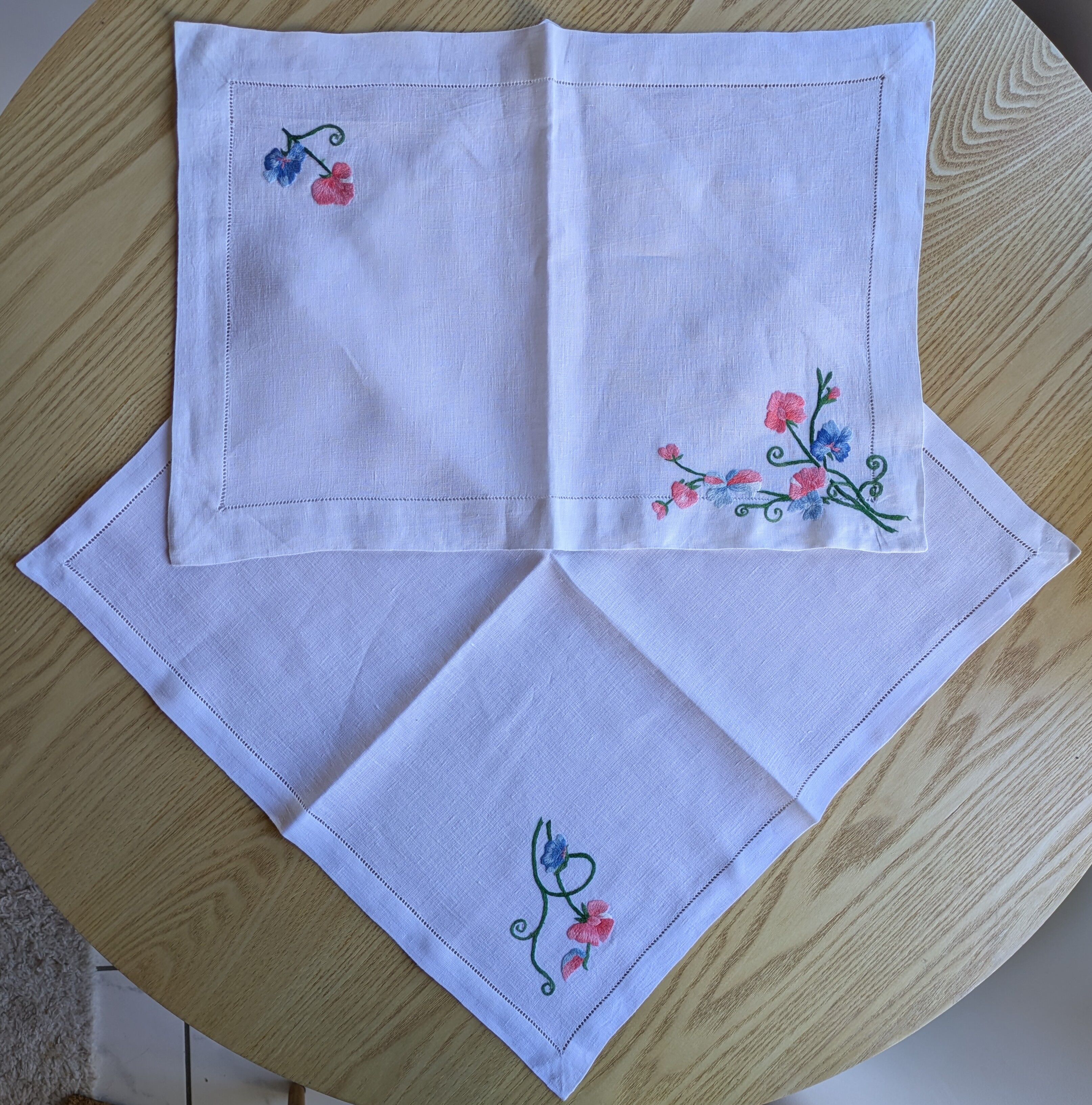 Rectangular tablecloth and its matching vintage hand-embroidered napkin – Sweet peas