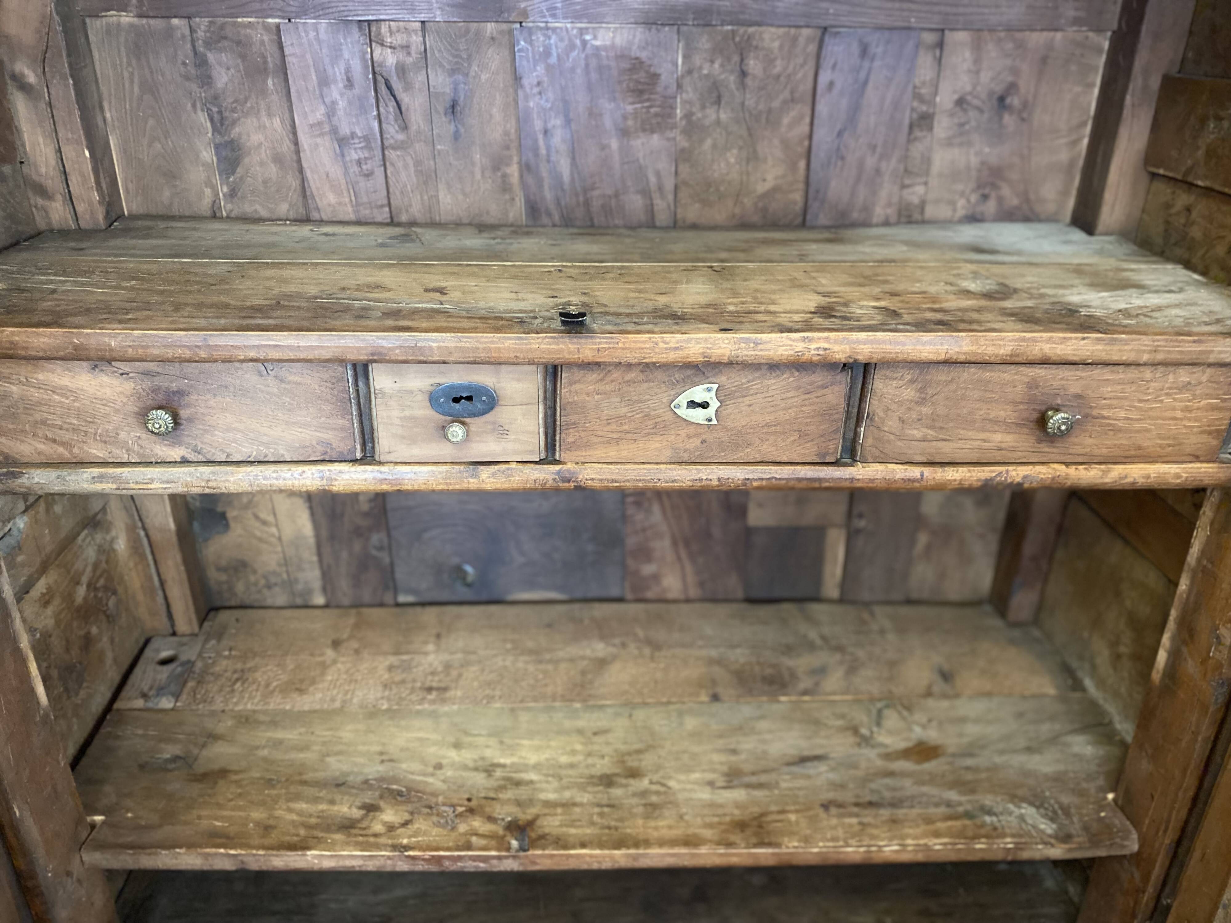 Bressane wardrobe with arched cornice, walnut and fresne magnifying glass.