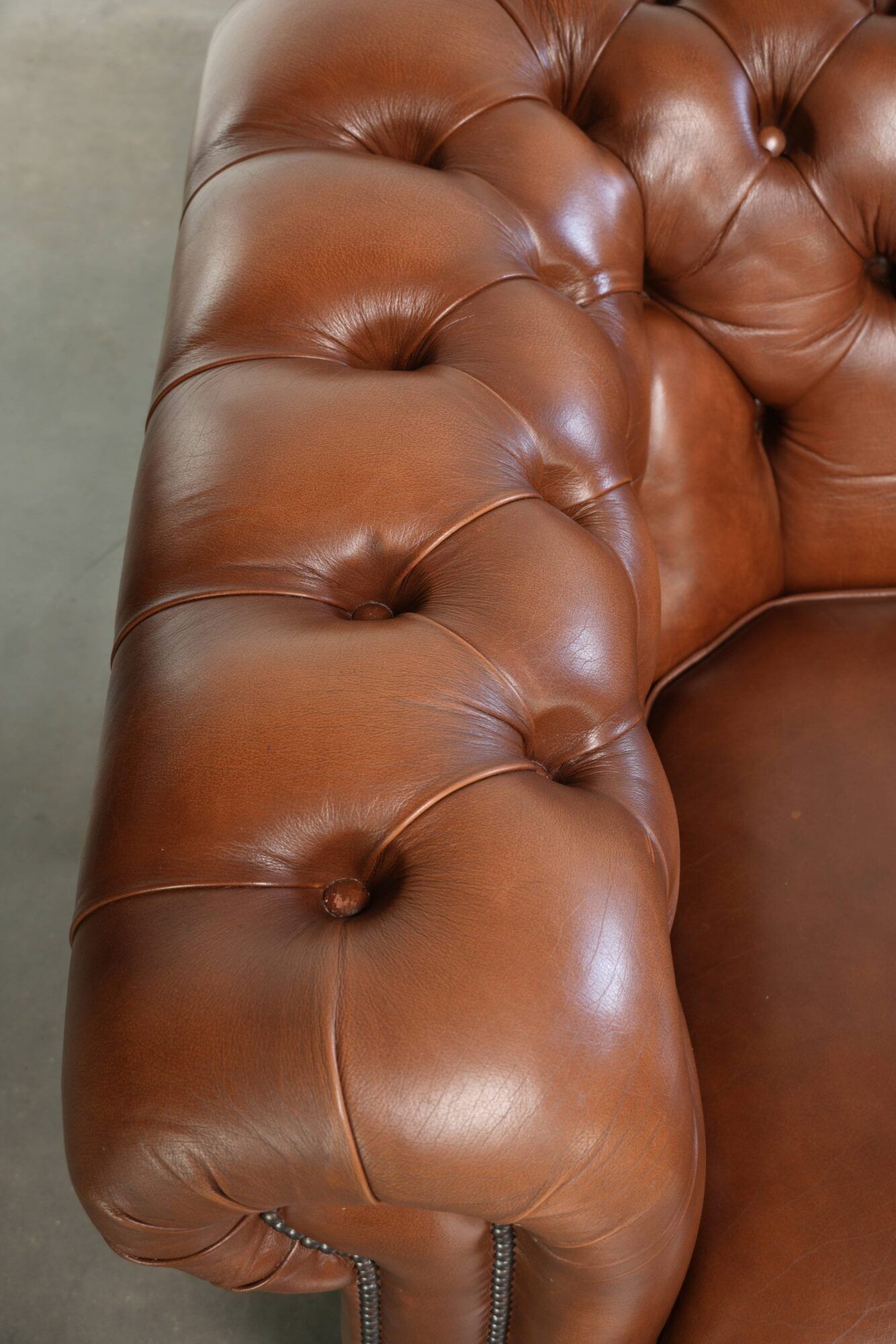 Very spacious 2-seater Chesterfield sofa in cow leather in a English look