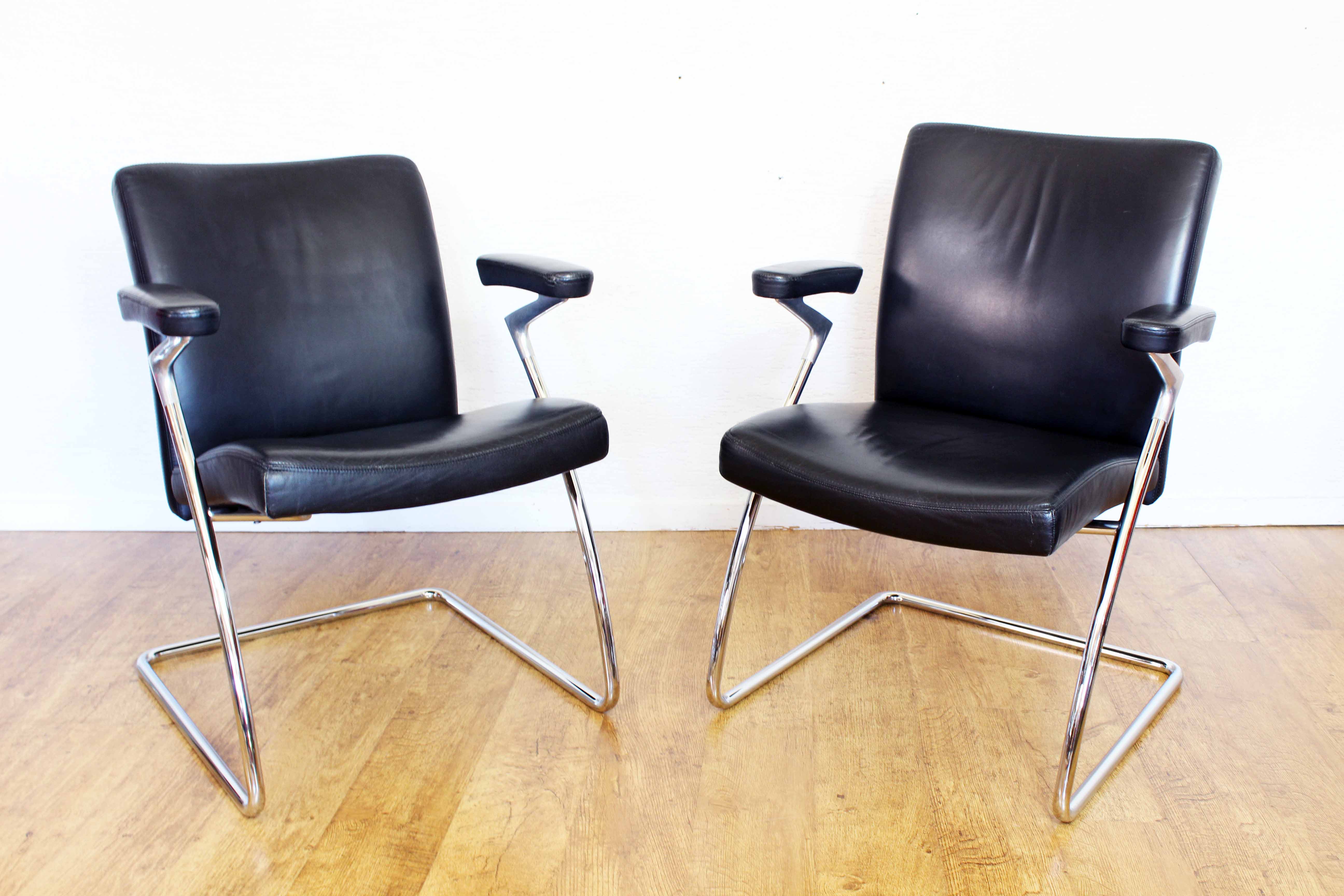 Paire de fauteuils en cuir et acier chromé