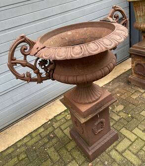 Jardinière en fonte avec piédestal