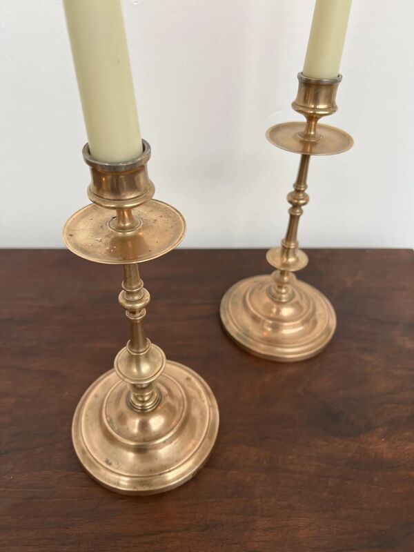 Paire de bougeoirs anciens en laiton rosé tourné (24 cm)