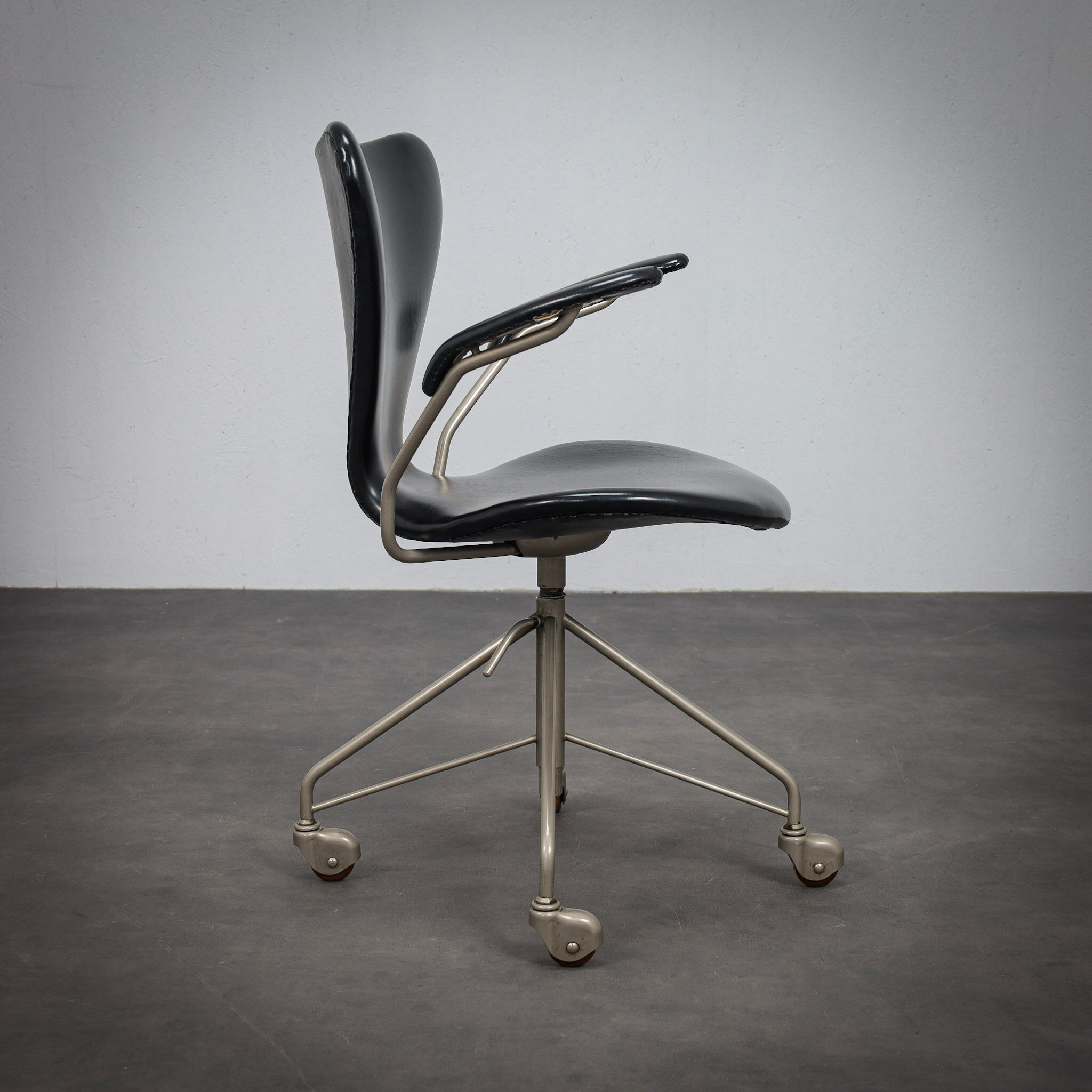 Arne Jacobsen Model 3217 office chair for Fritz Hansen, first edition, 1950s