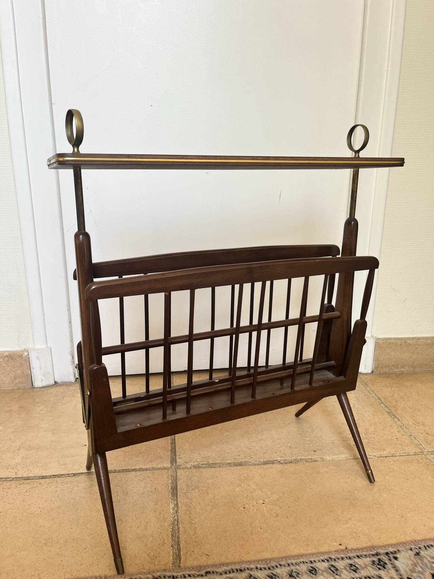 Folding magazine rack with shelf