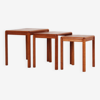 Ensemble de trois tables en teck, design danois, années 1970, production : Danemark