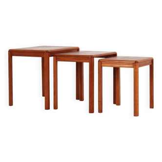 Ensemble de trois tables en teck, design danois, années 1970, production : Danemark