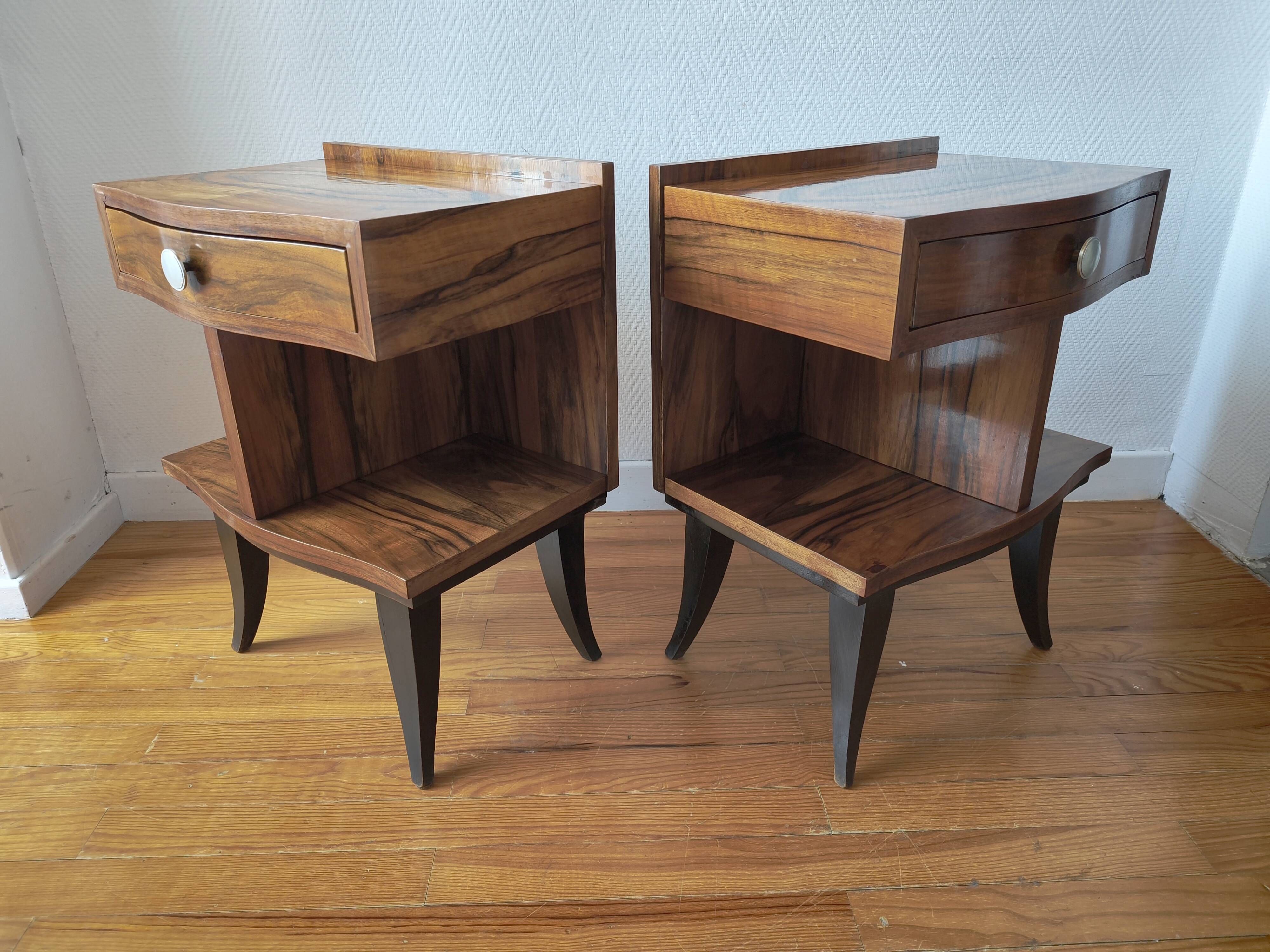 Pair of Art Deco bedside tables with flame veining, 1930s.