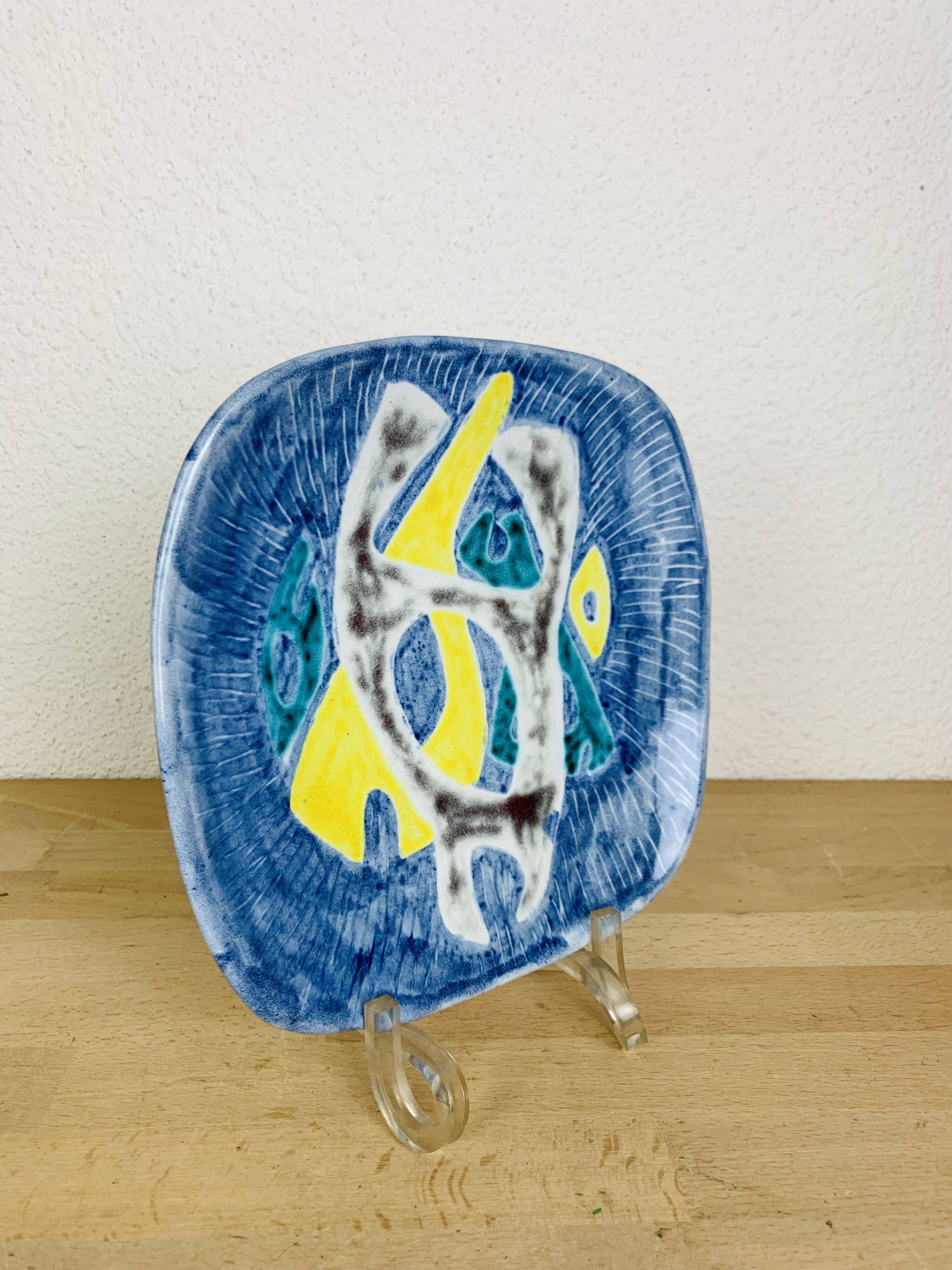 Ceramic plate from the 1950s with abstract decoration signed BB.