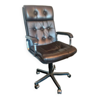 Grand fauteuil design de direction (Executive chair) pivotant vintage en cuir marron foncé par l'editeur italien Co.Fe.Mo - Années 80
