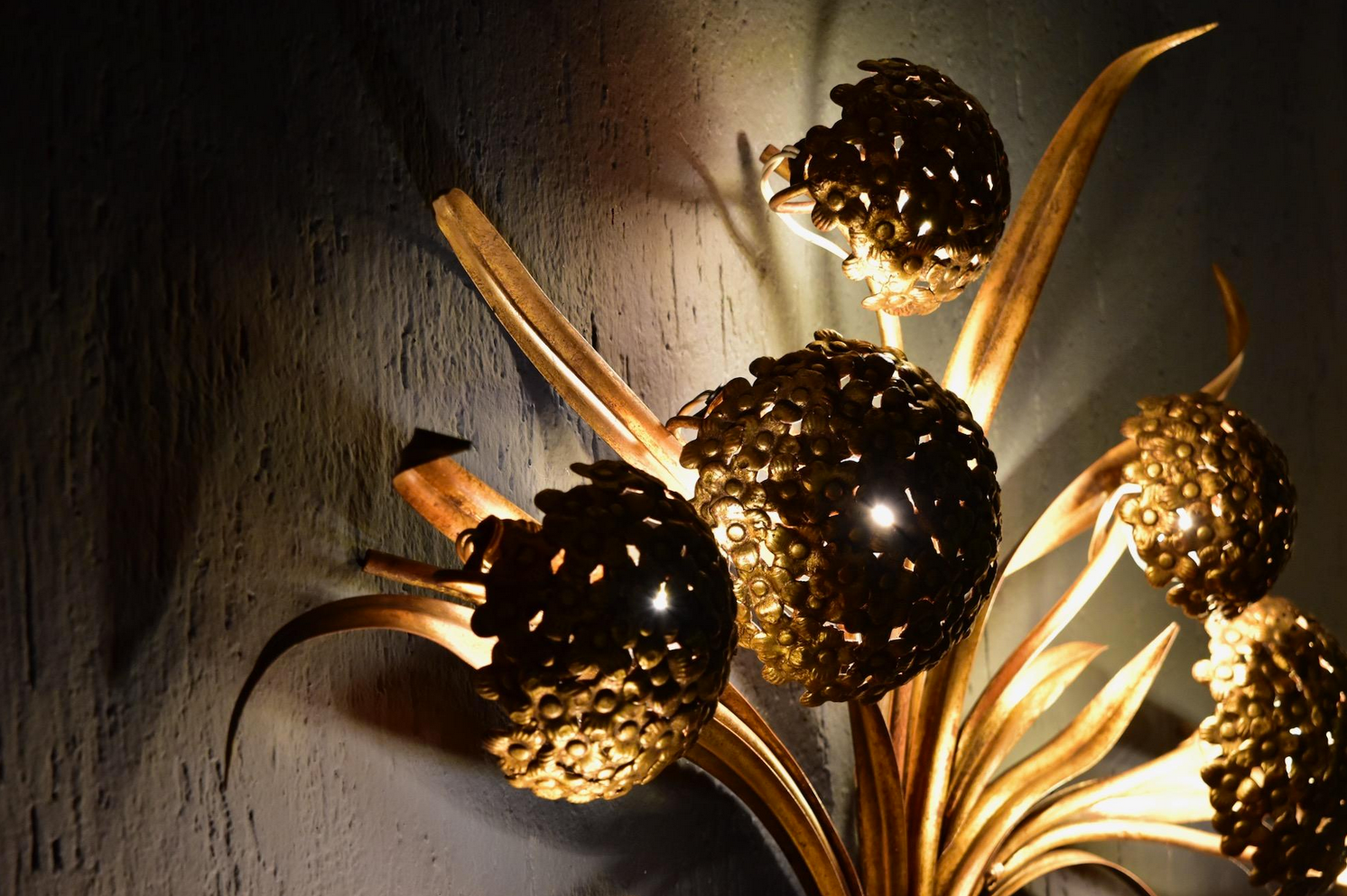 1960s hydrangea Palladio wall Sculpture Lamp Made in Italy