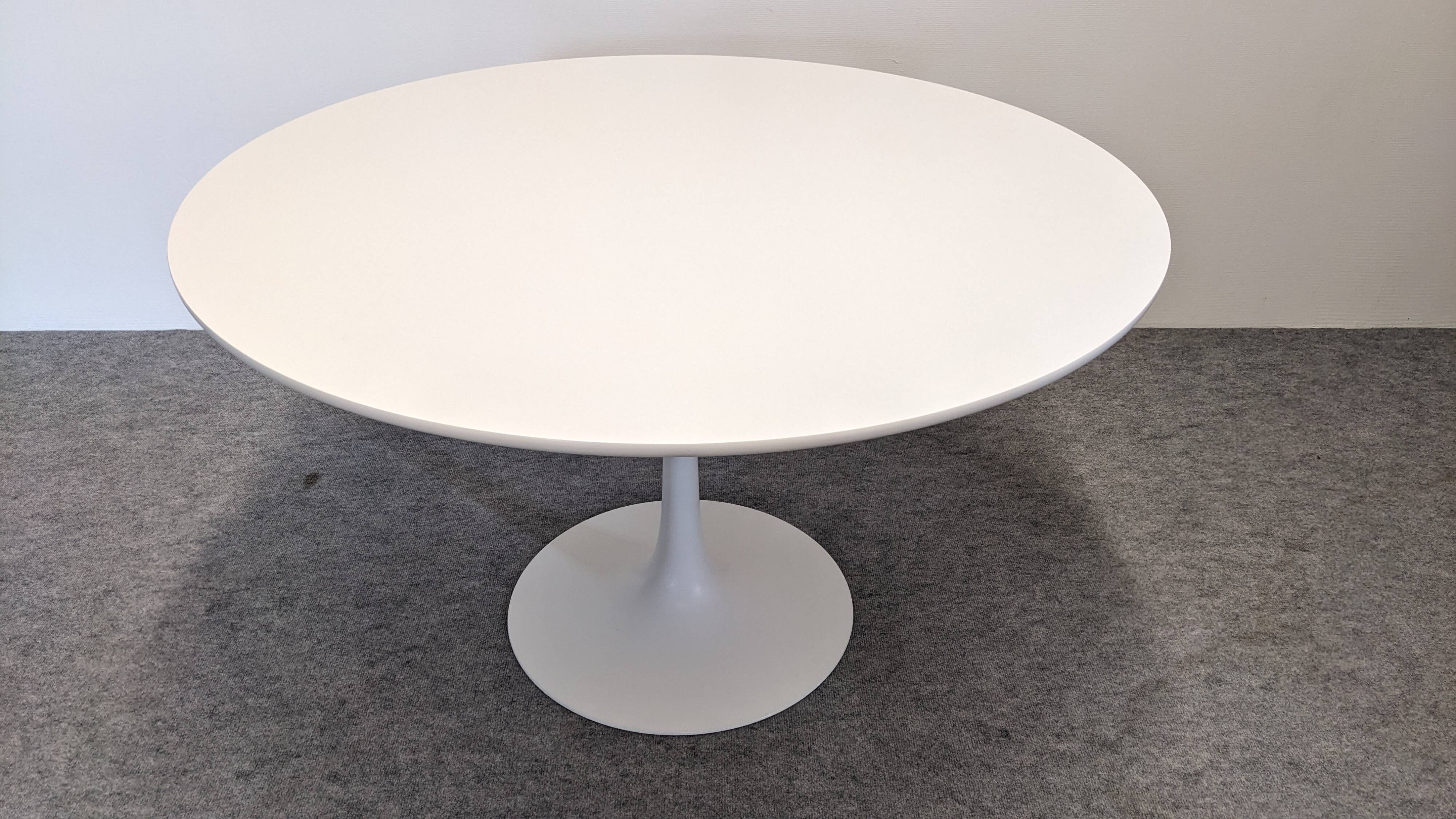 Space Age tulip round table by Maurice Burke for Arkana, 1960s-70s