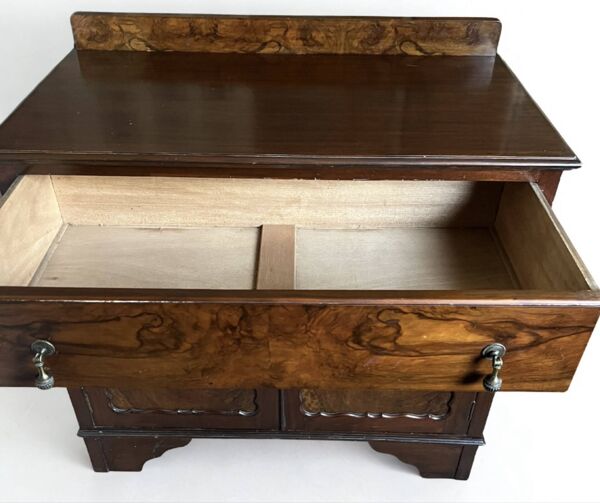 Commode ancienne en loupe de noyer – 1 tiroir et 2 portes
