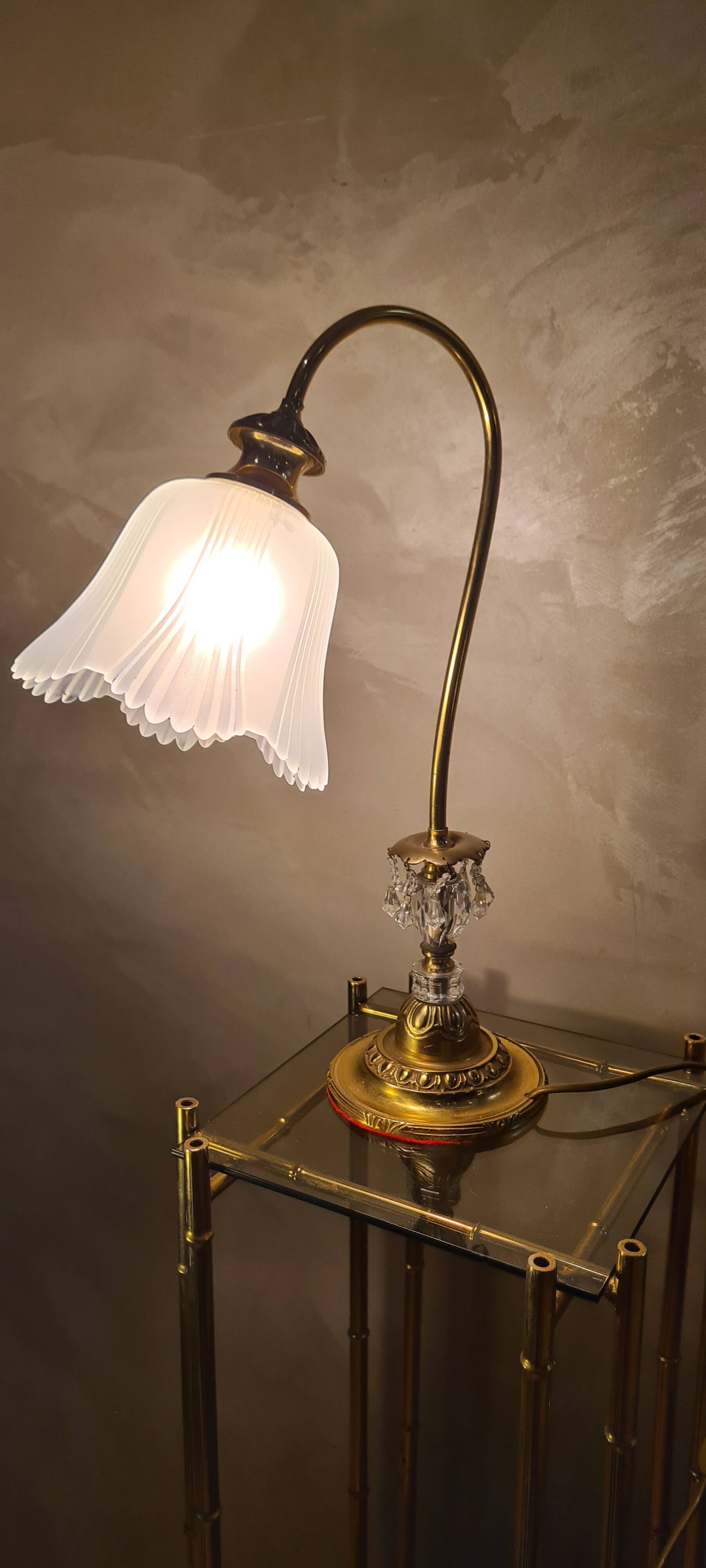 Large brass lamp with tassels 1970 to 80 and opaque molded glass, very good condition, electric ok, elegant