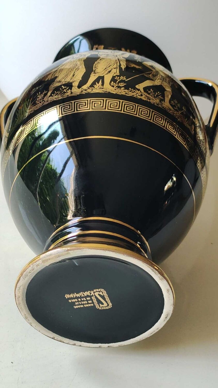 Vase Amphore Grec forme boule. Signé Kratimenos..scènes de vie mythologie Grecques , inclusions or 24 carats. Haut 21 cm