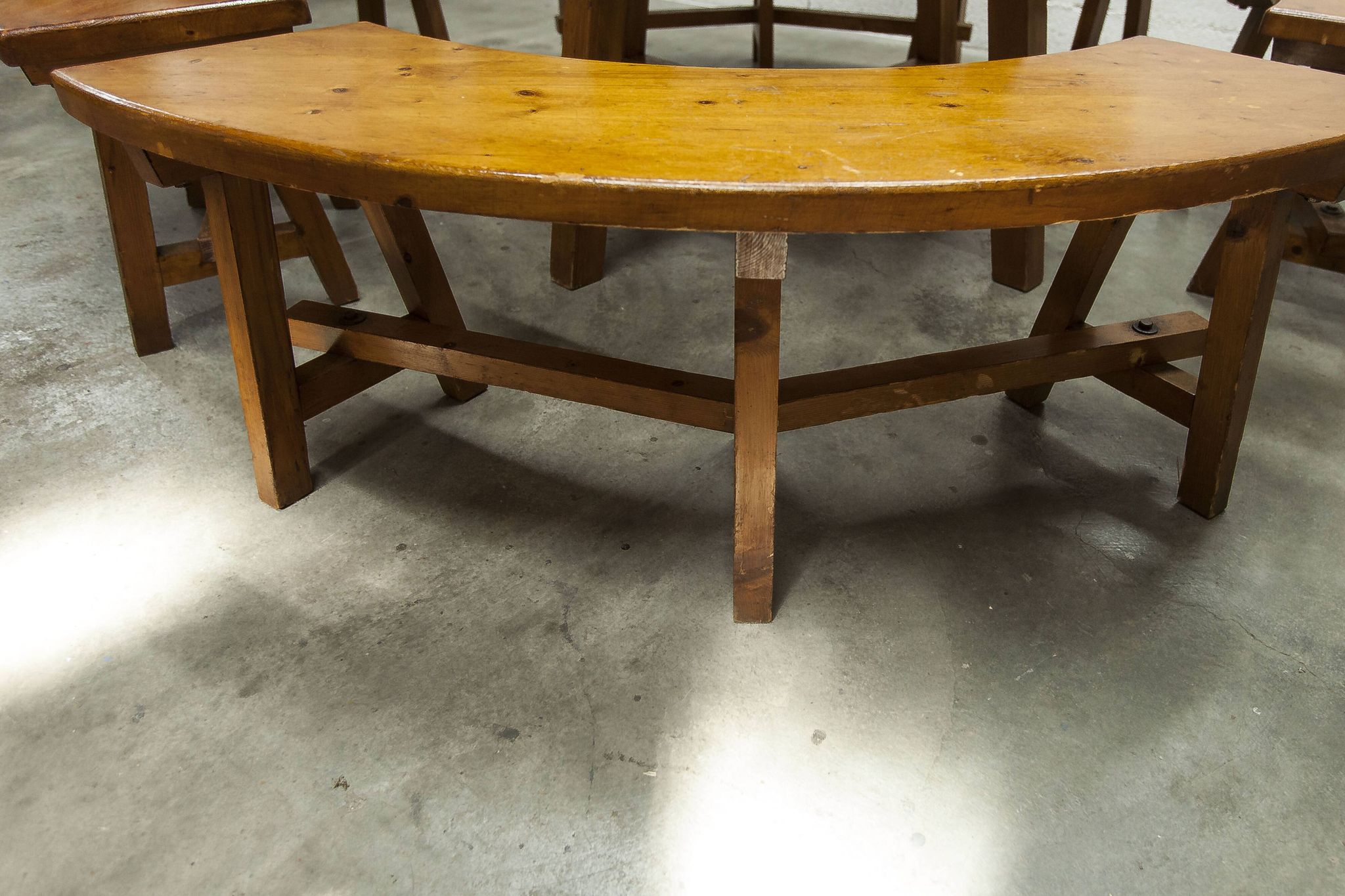 Brutalist ensemble round table 113cm and its 4 rounded stools 1960