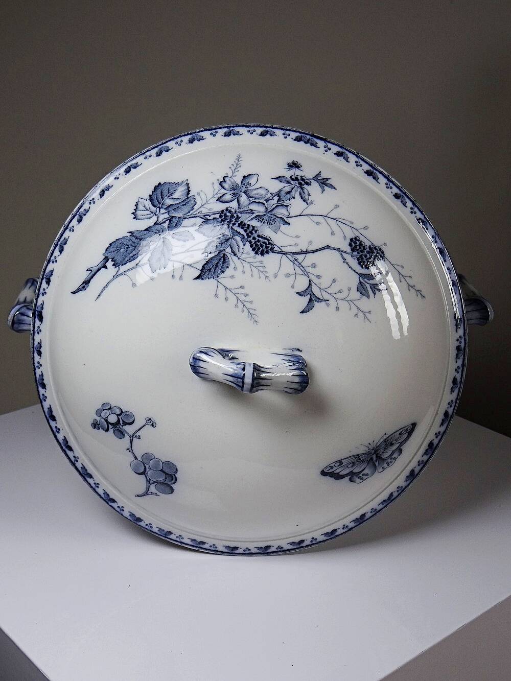 Fine earthenware soup tureen Sarreguemines model Carmen, blue decoration 19th-20th century.
