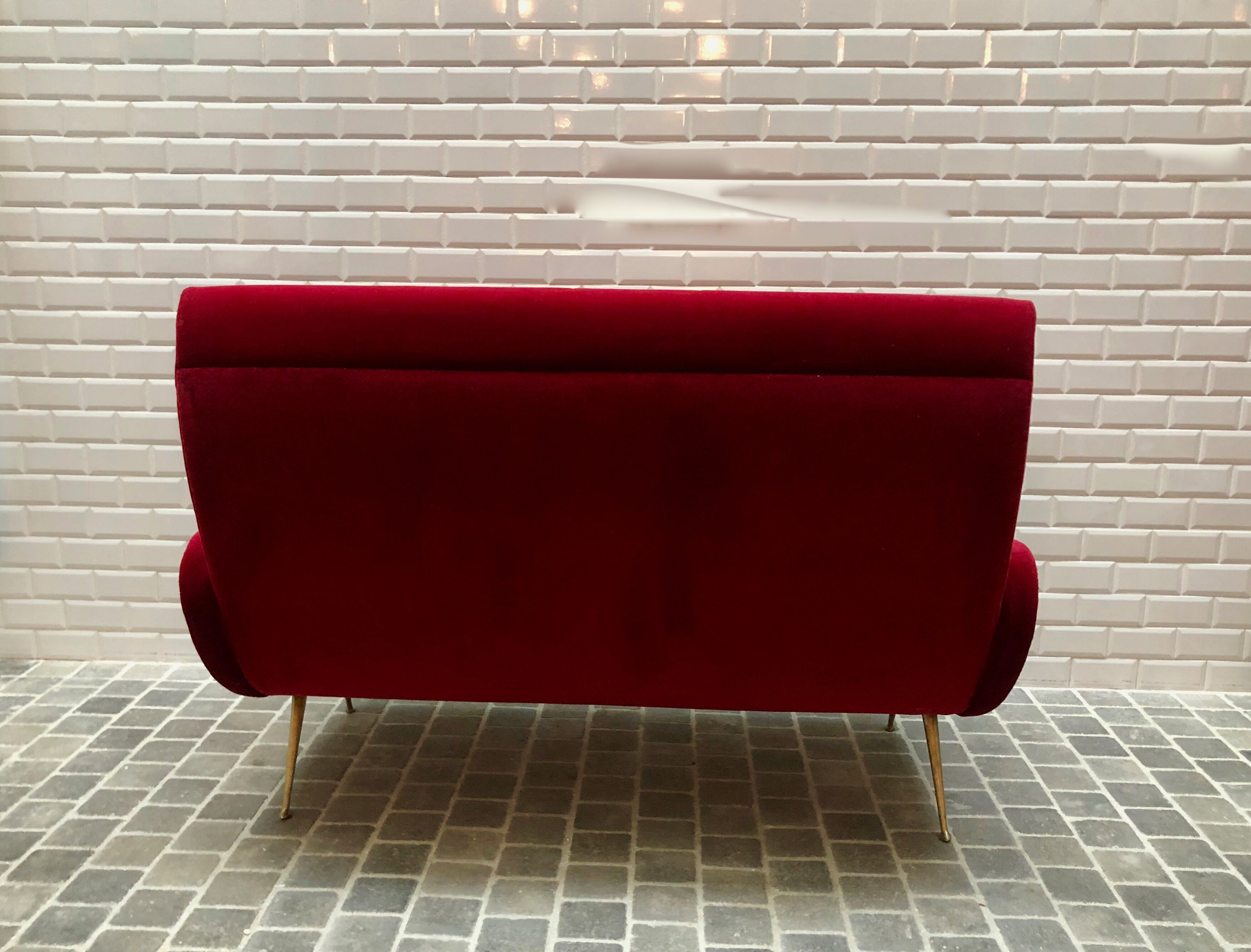 Fauteuil italien velours rouge avec pieds en laiton