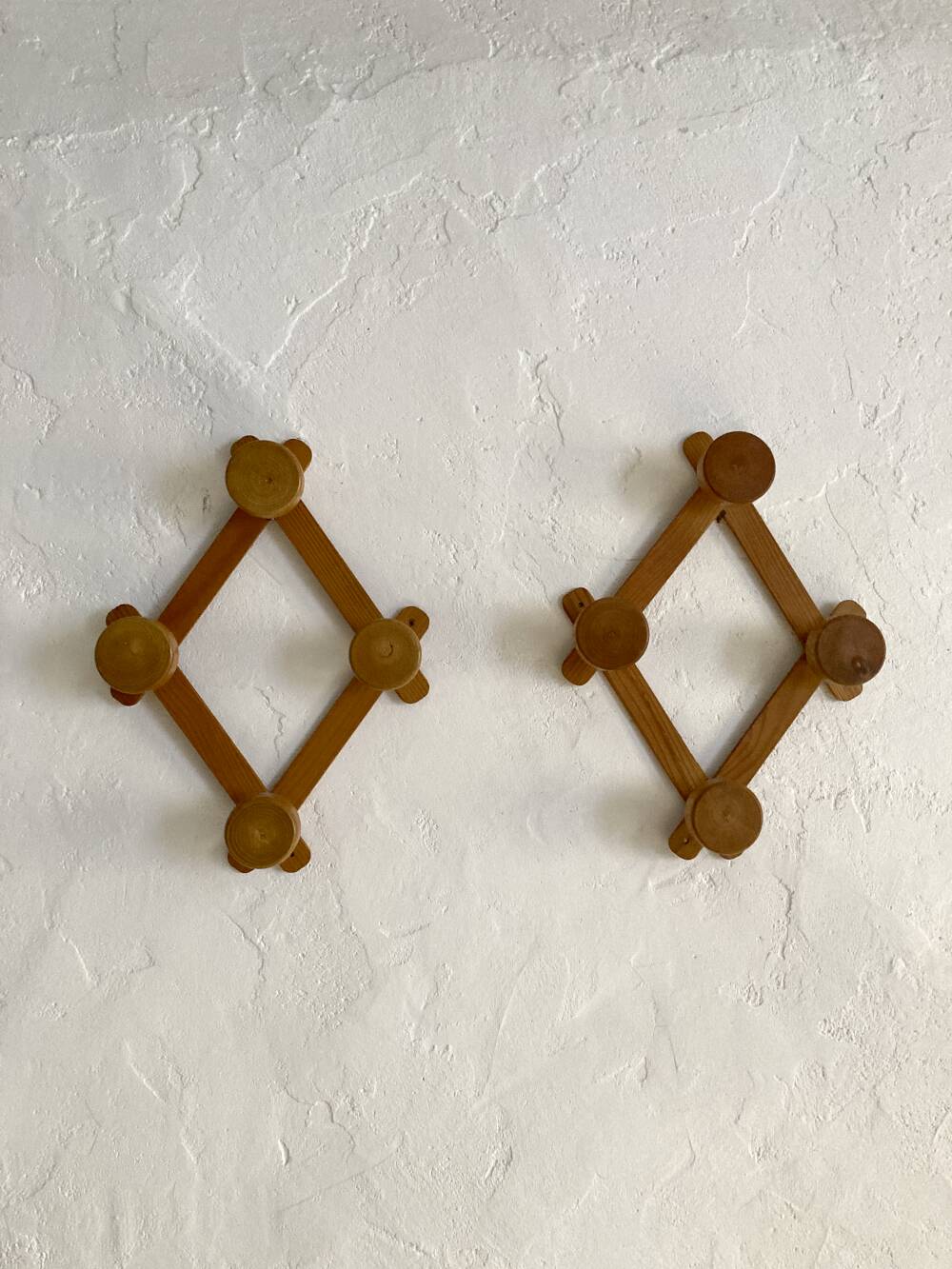 Paire de porte-manteaux accordéon en bois