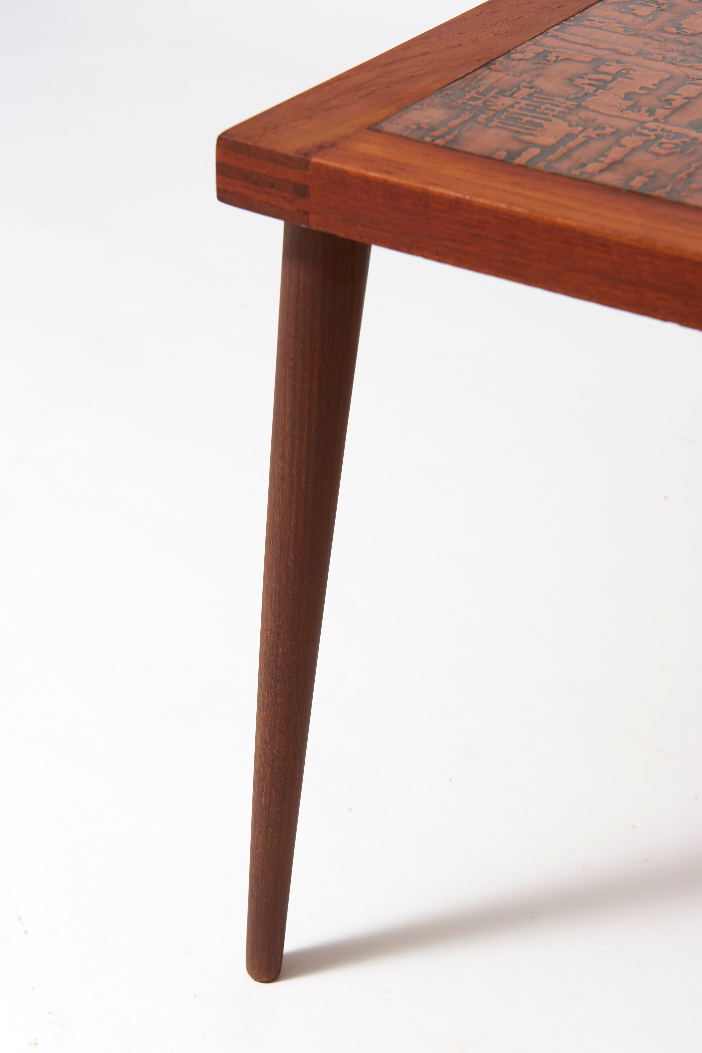 Table basse scandinave en teck et tablette en cuivre