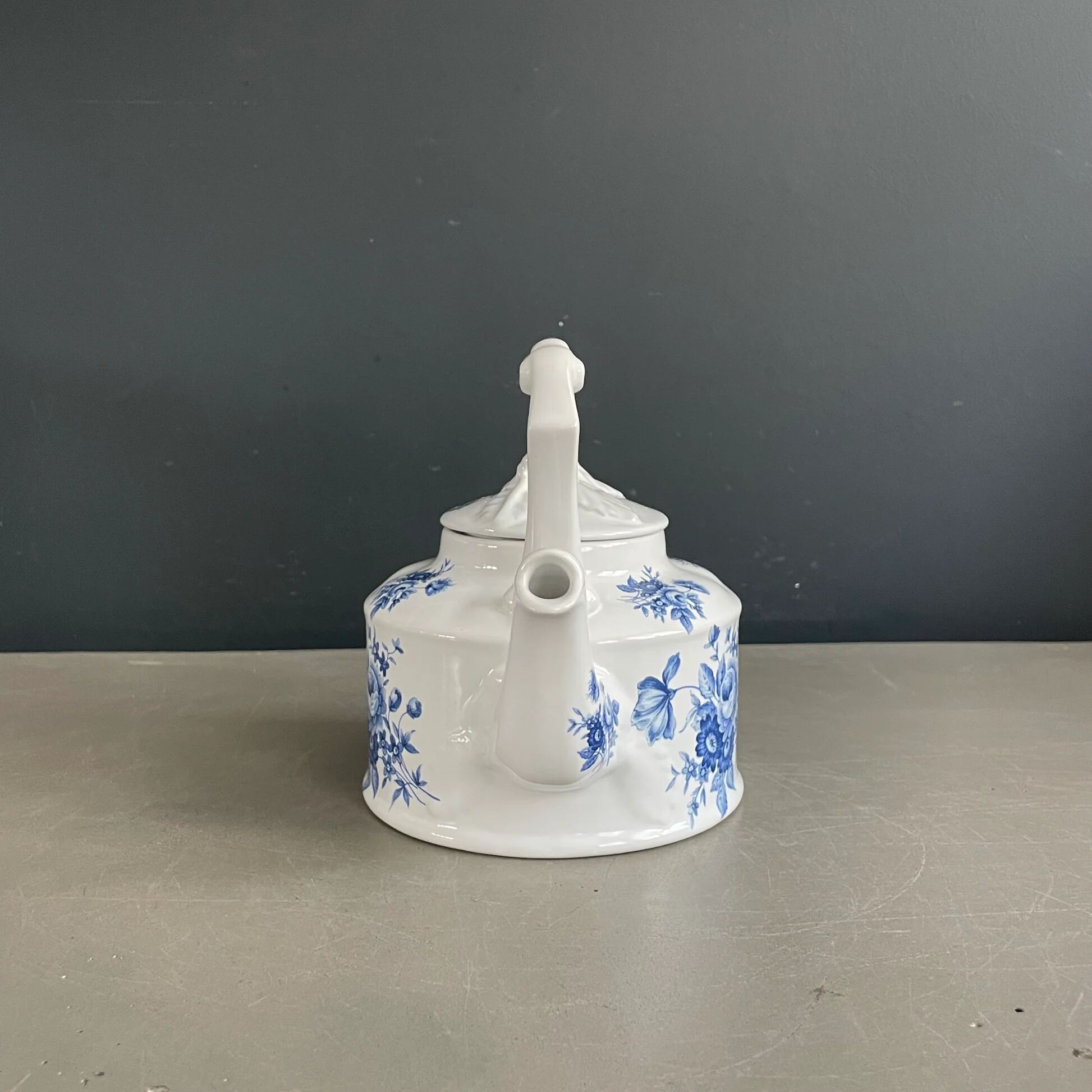 English teapot Arthur Wood in porcelain