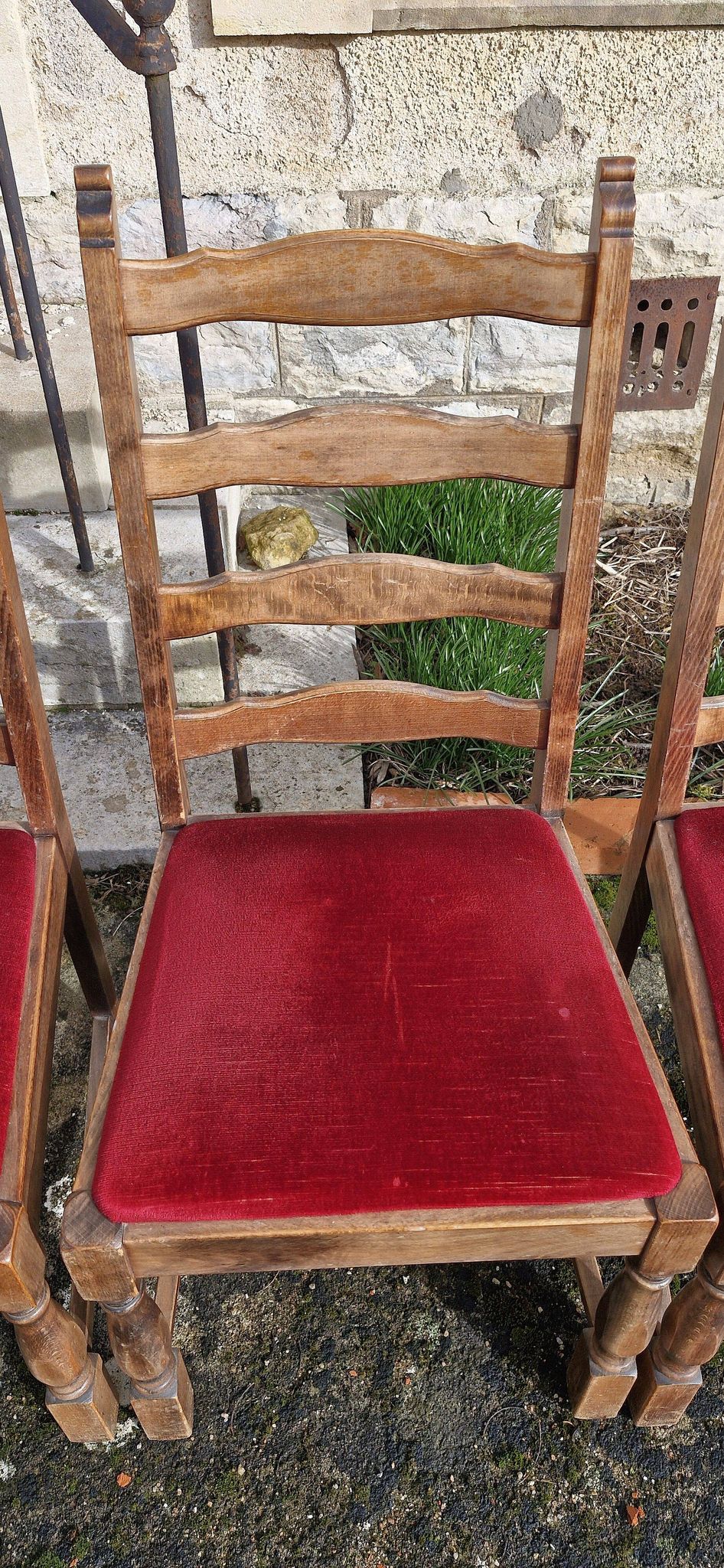 Round wooden table with 1 integrated extension + 6 wooden and fabric chairs
