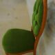 Chaise médaillon ancienne chic de style avec tissus velours vert et clous