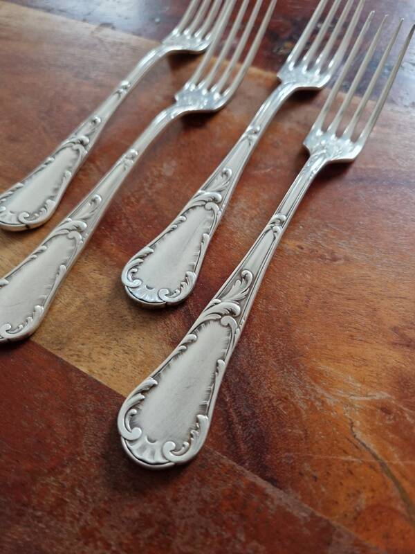 4 fourchettes à entremets Christofle en métal argenté modèle Chrysanthèmes