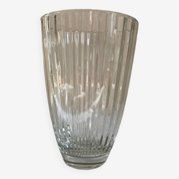 Vase strié en verre moulé