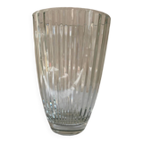 Vase strié en verre moulé