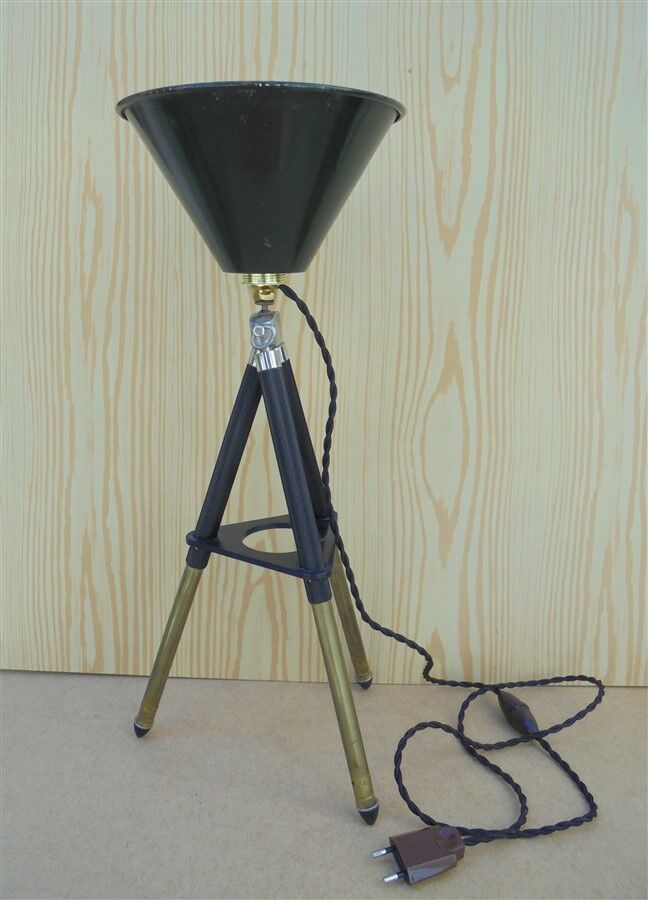 Tripod lamp with adjustable height
