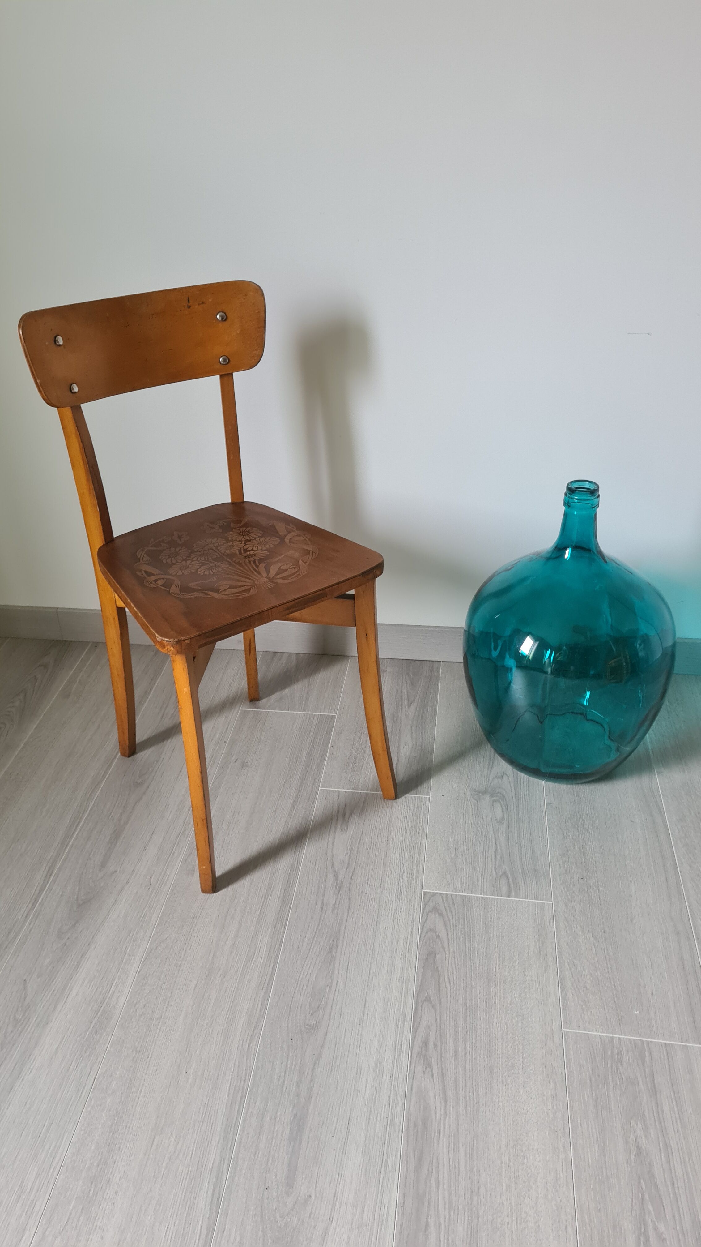 Chaise de bistrot gravée en hêtre