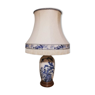Lampe en céramique à décor asiatique avec abat-jour assorti.