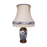 Lampe en céramique à décor asiatique avec abat-jour assorti.