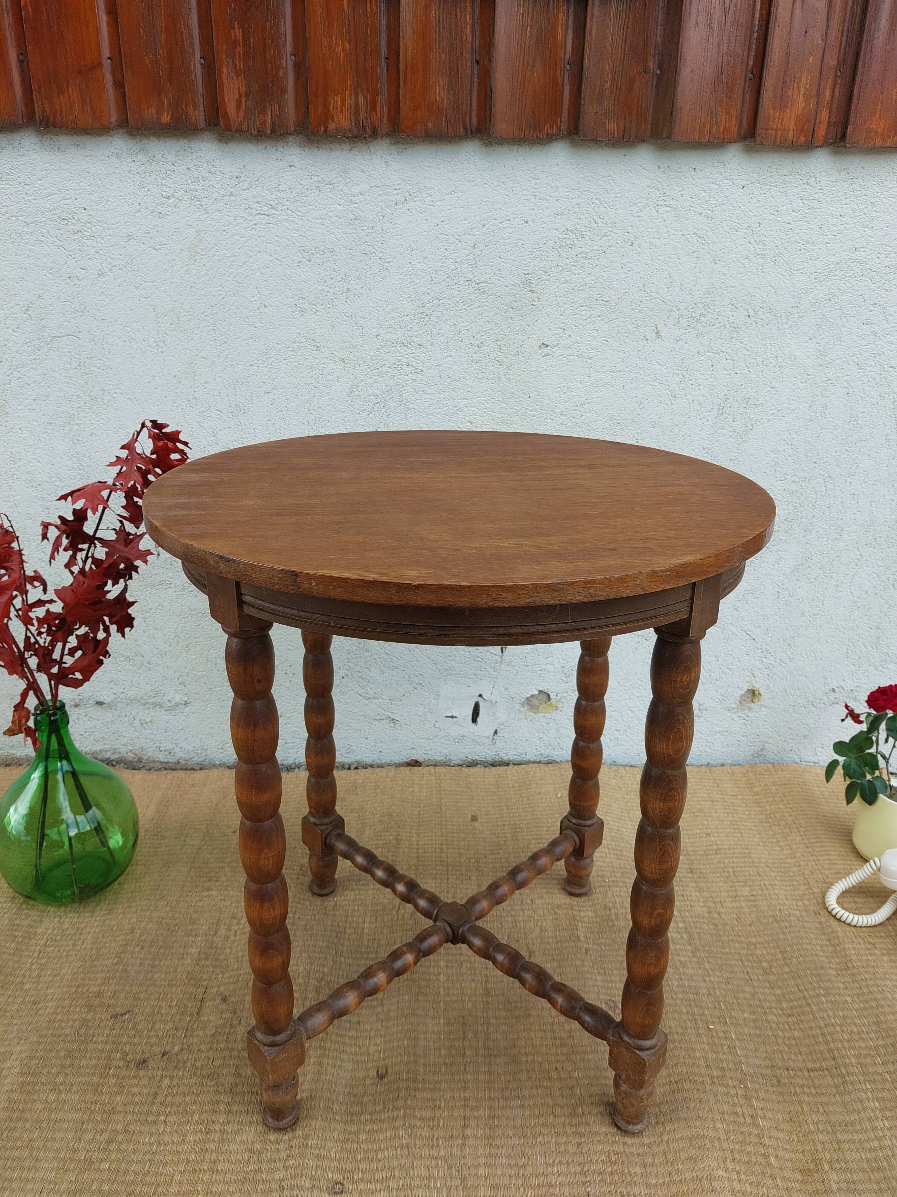 Round table, turned wooden legs