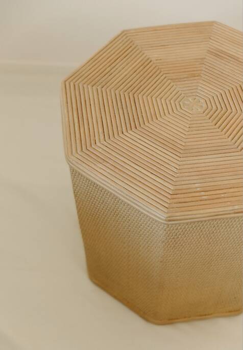 Petite table d’appoint octogonale en rotin couleur crème